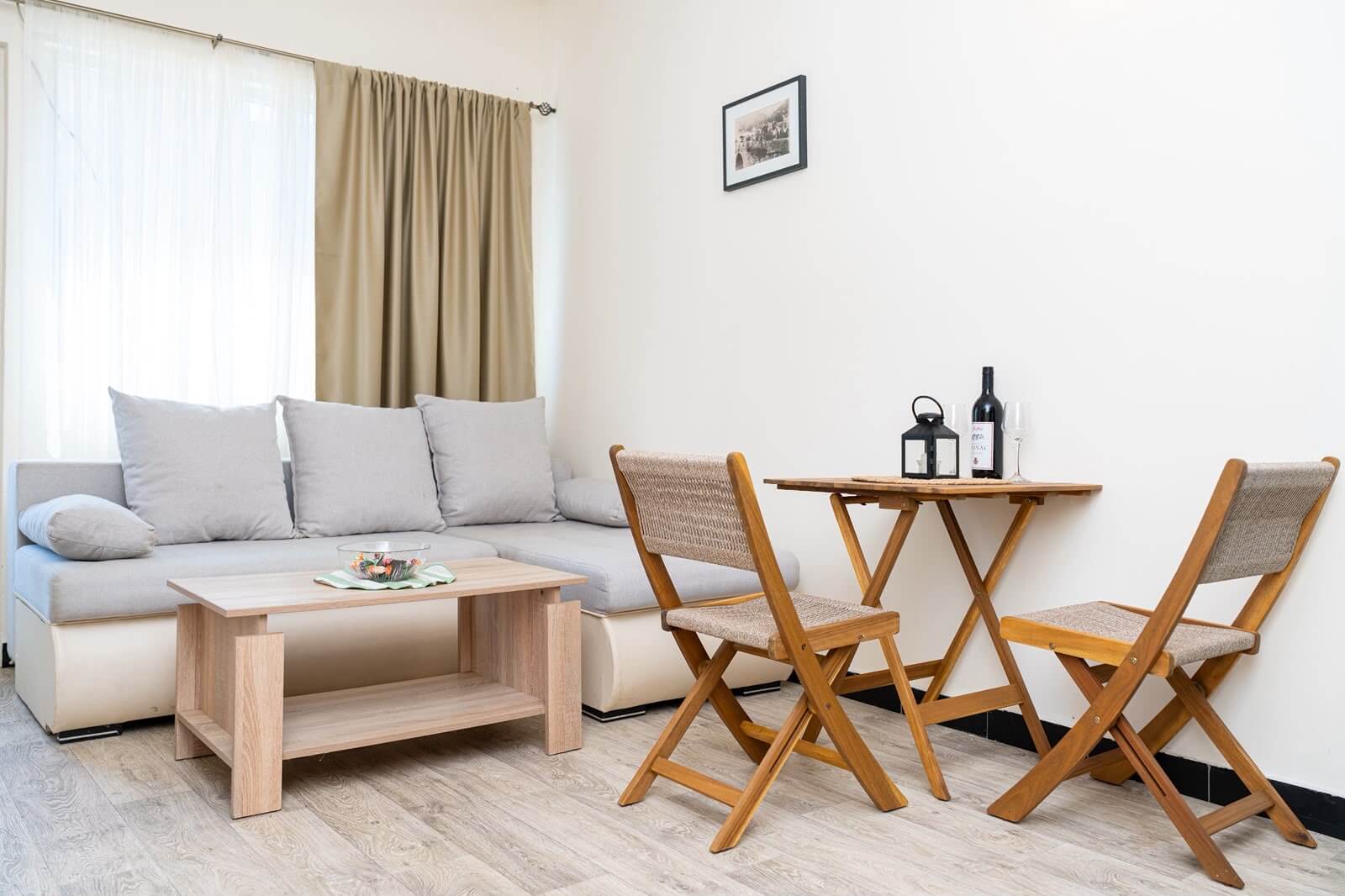 Séjour lumineux et confortable d'un appartement à Rijeka Crnojevića