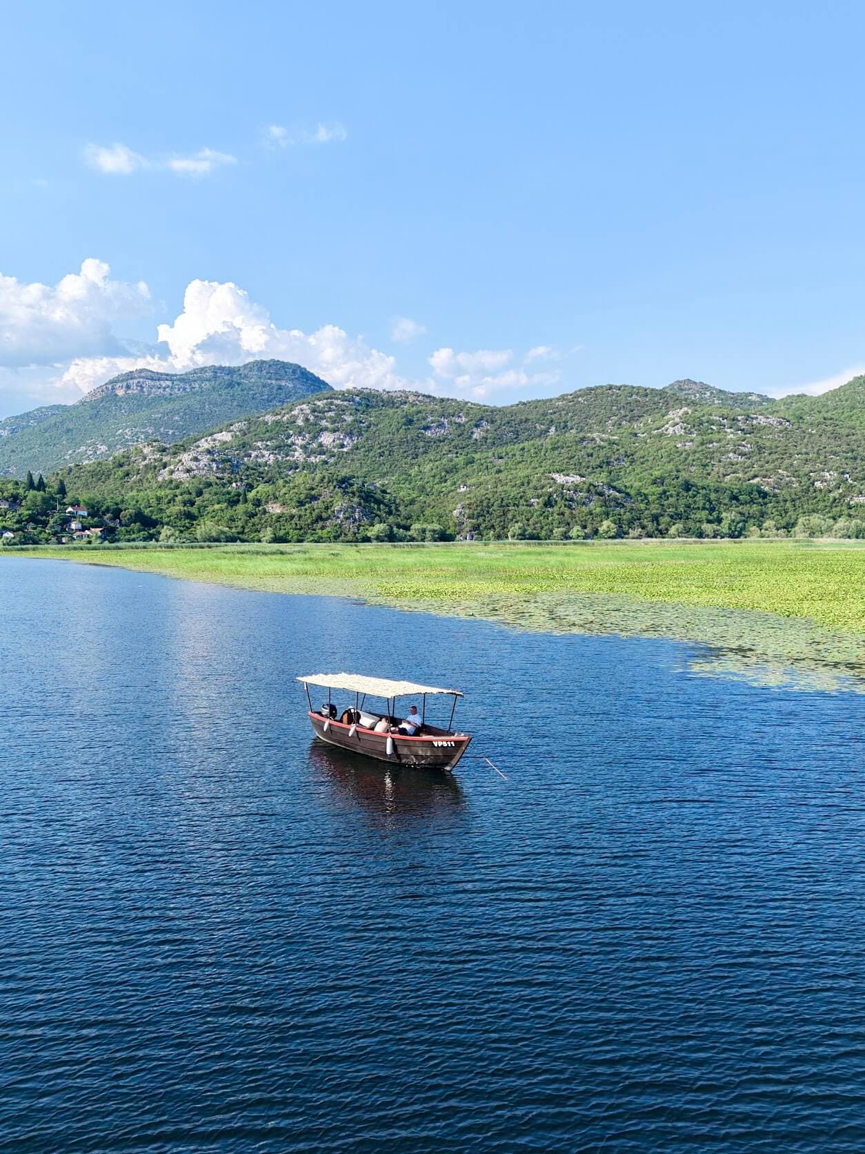 Prise de vue par drone des canaux sinueux du lac Skadar