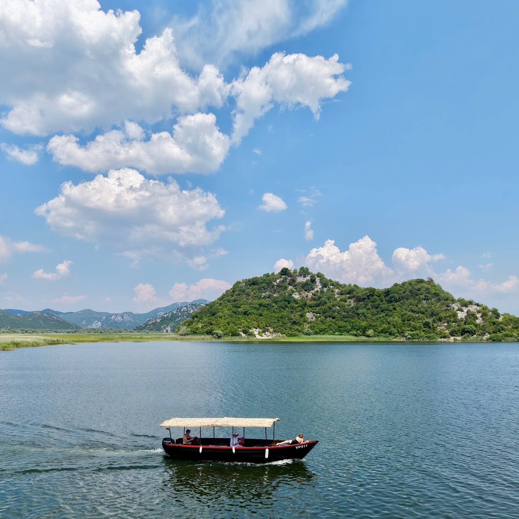 Panorama aérien des eaux libres et des îles du lac Skadar