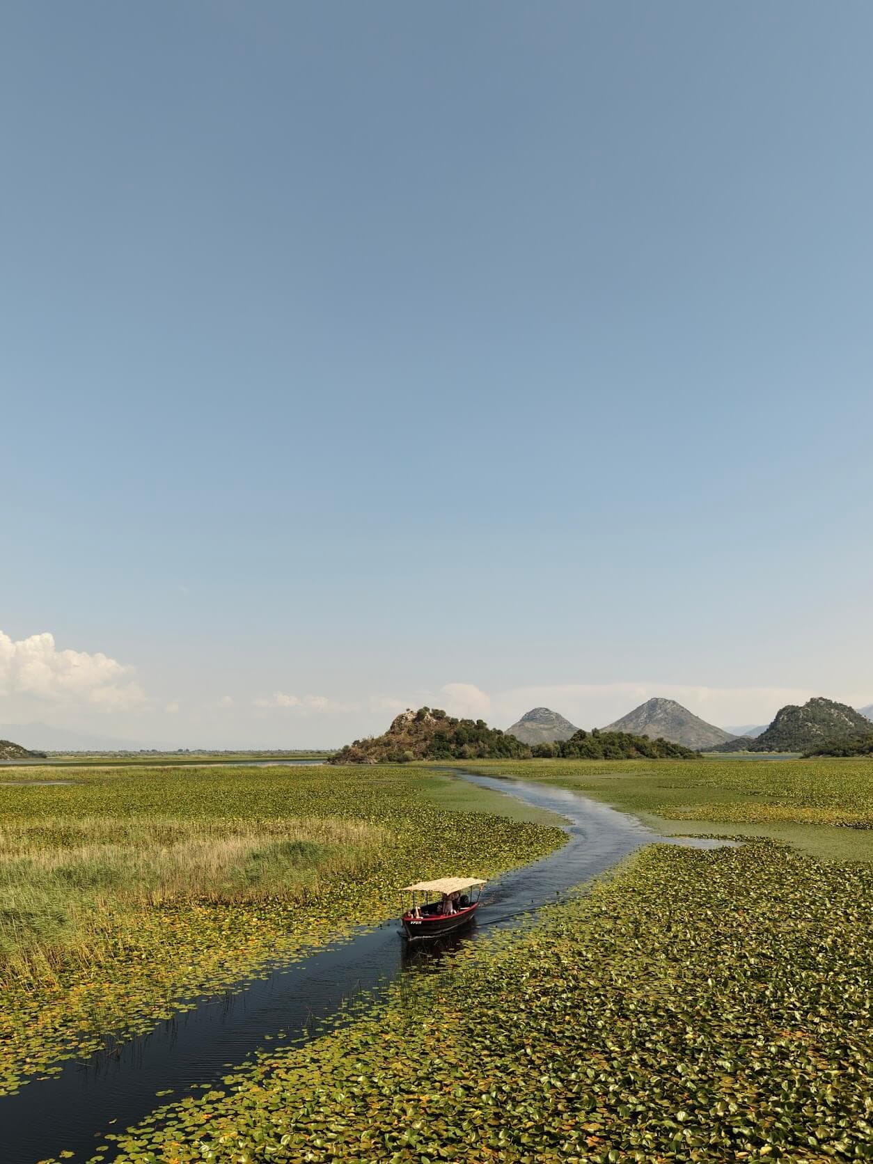 Vue aérienne des îles et des voies d'eau du lac Skadar