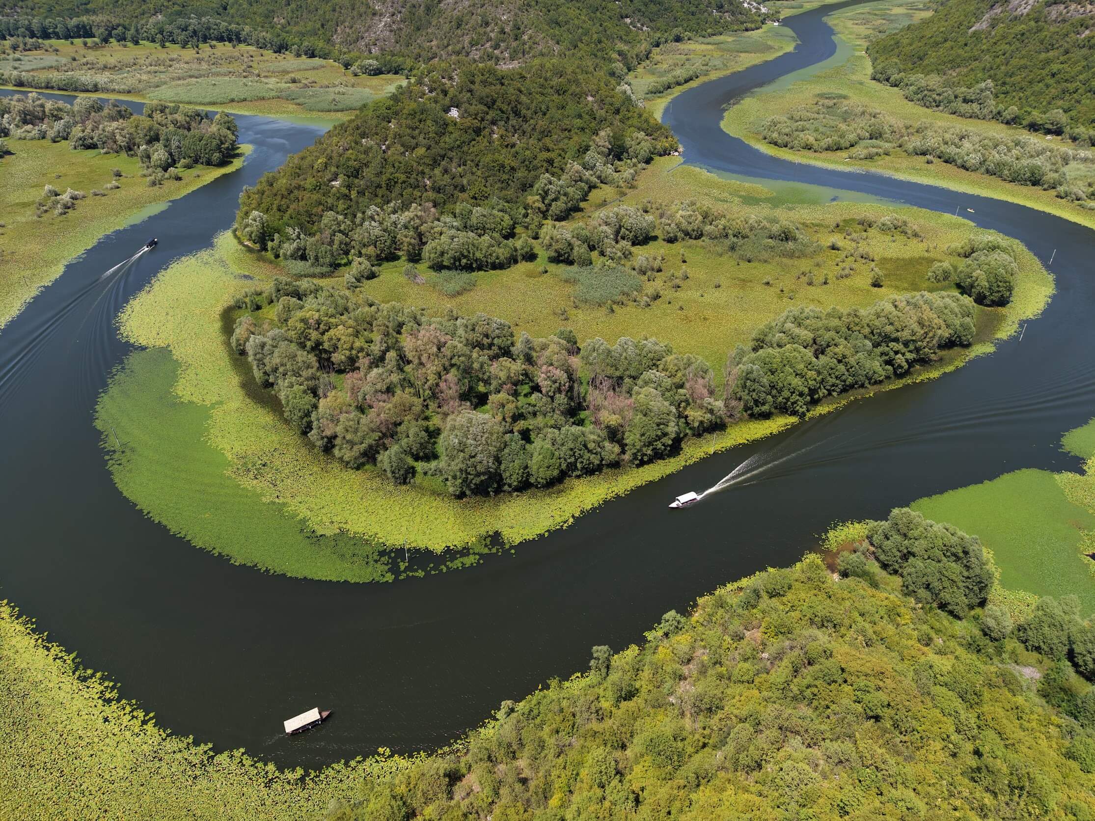Vue aérienne du méandre en fer à cheval du lac Skadar