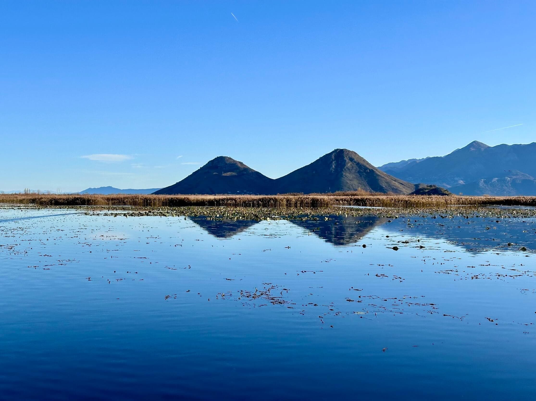 Le lac Skadar et ses montagnes karstiques près de Virpazar, au Monténégro