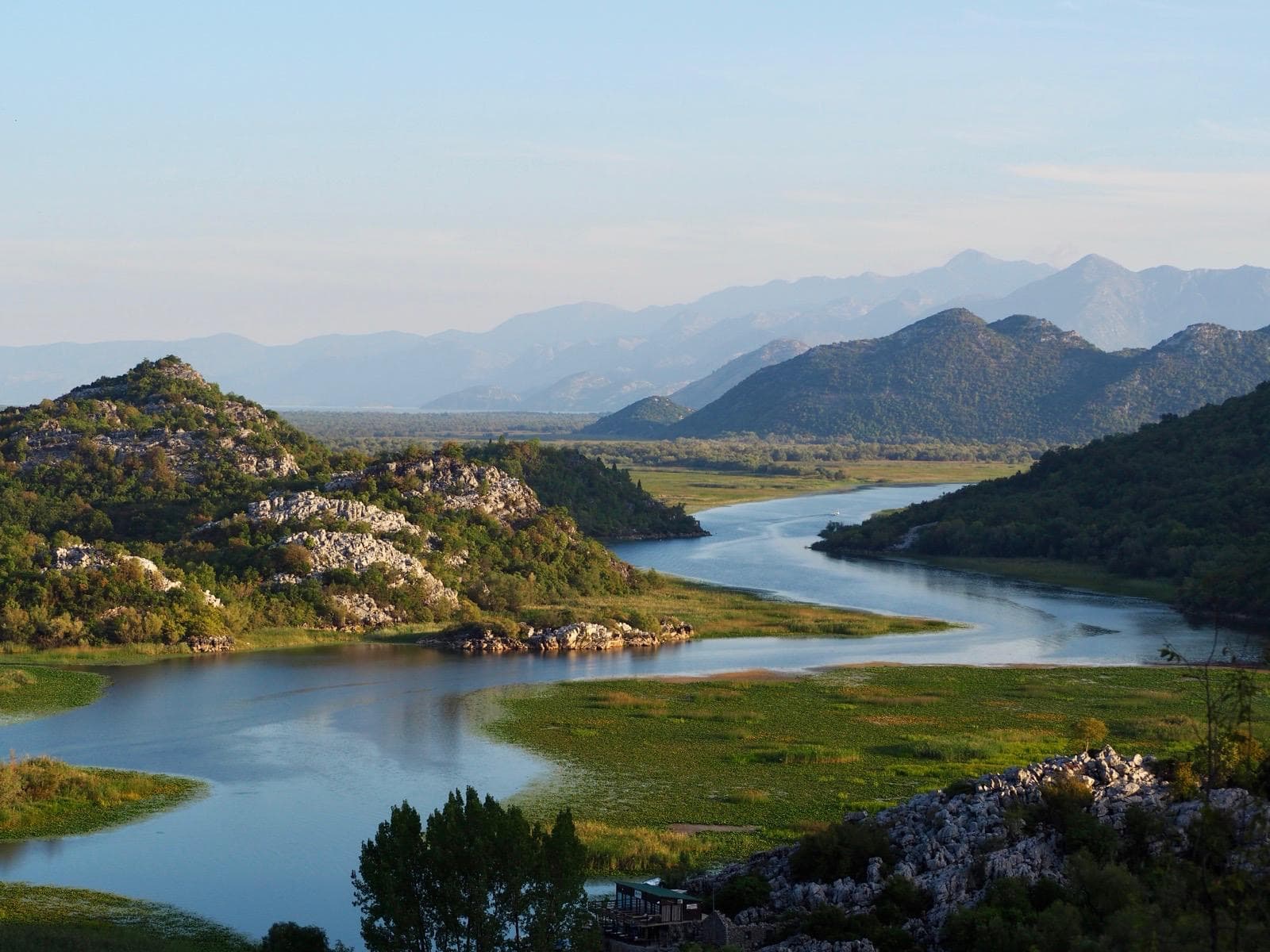 Vue panoramique sur le lac Skadar