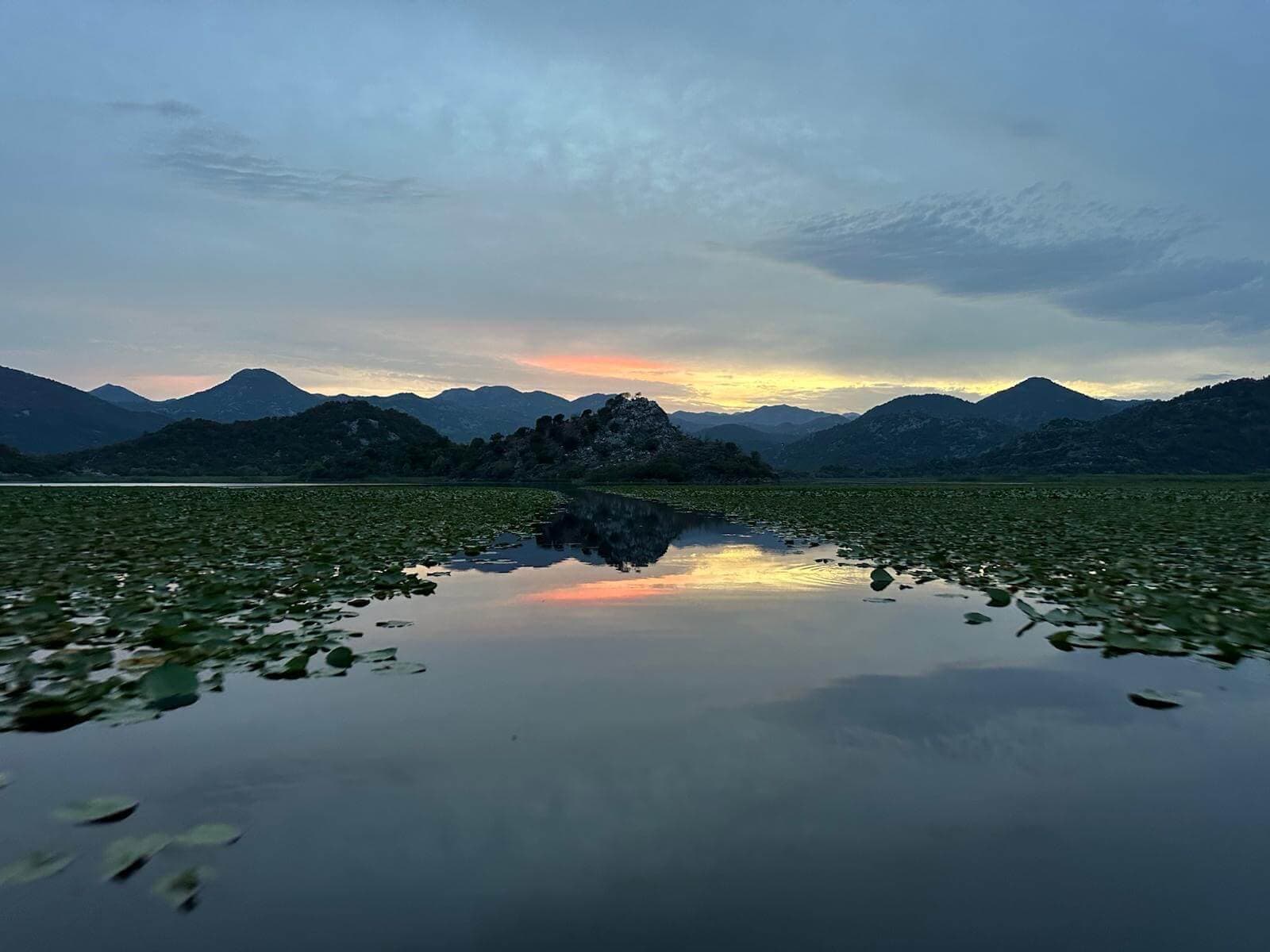 Lac Skadar au coucher du soleil